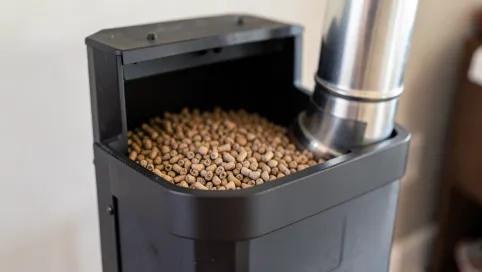 Czy piec na pellet musi mieć wkład kominowy