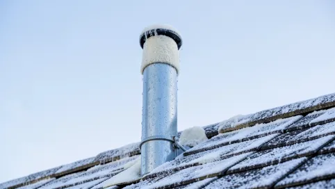 Czy trzeba ocieplać komin systemowy ponad dachem