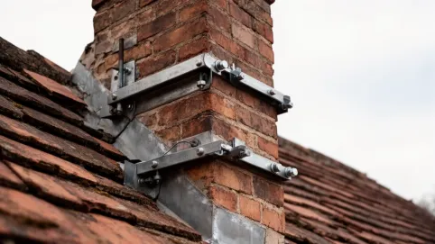 Mocowanie komina do ściany