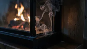 Kominek narożny szczelina między szybami